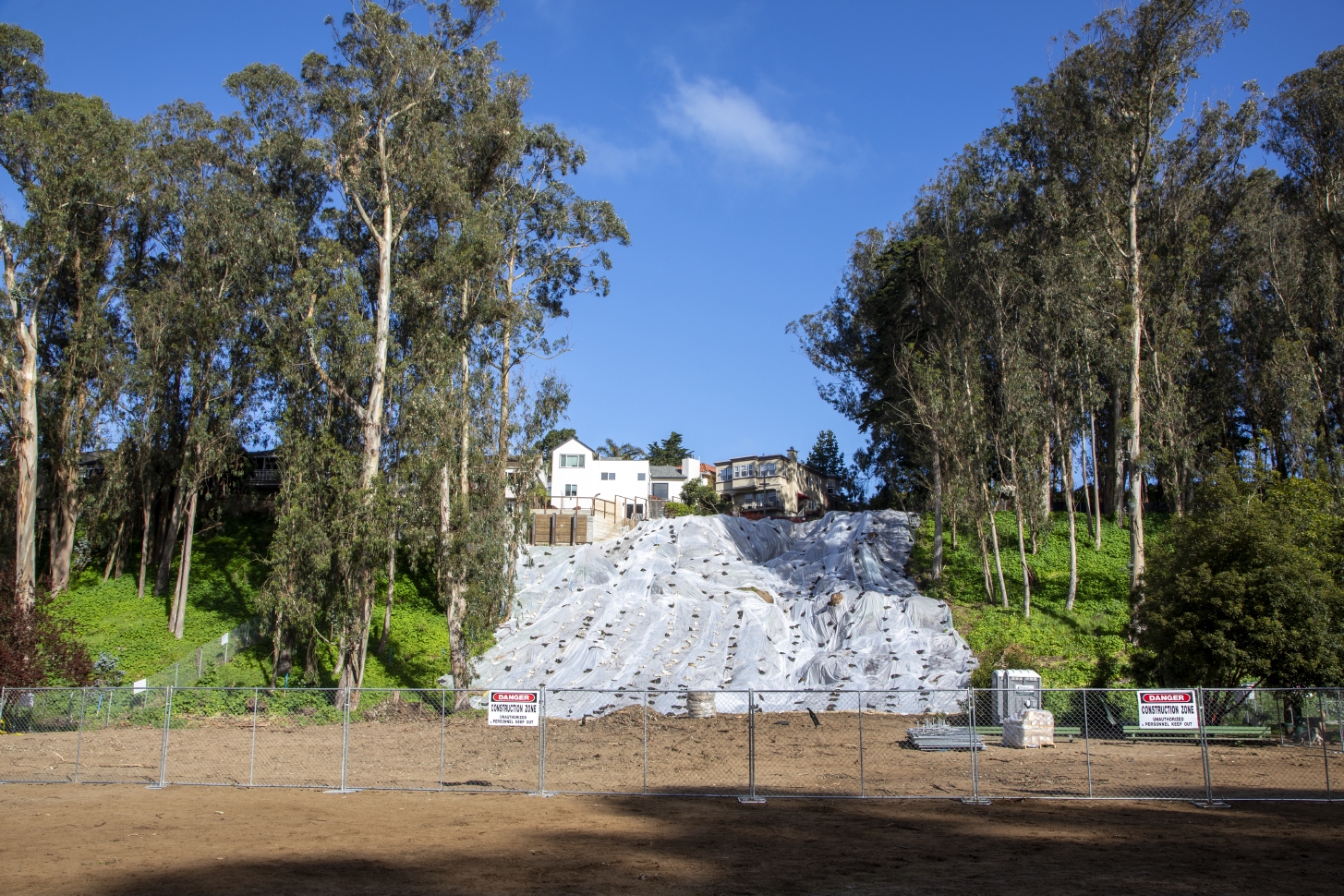 Imagen de la pendiente de Pine Lake Park cubierta con láminas de plástico blanco