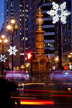 Iluminación festiva a lo largo de Third Street y Market Street.