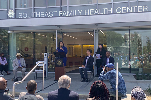 布里德市長、沃爾頓主管和其他市政府官員慶祝新的東南家庭健康社區中心開業