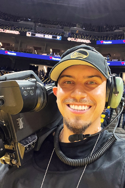 Донован Гомес работает видеооператором на игре Golden State Warriors в Chase Center.