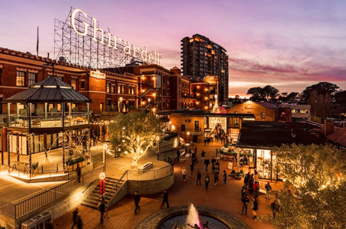 takipsilim sa Ghirardelli Square, isang multi-level, outdoor shopping mall