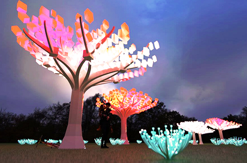 exhibición de arte de tamaño natural de un bosque hecha con luces