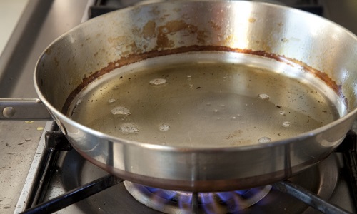 freír aceite en calefacción en una sartén