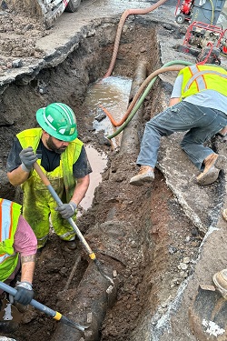 工作人員將破損的水管中的水抽走，並挖掘以露出管道。