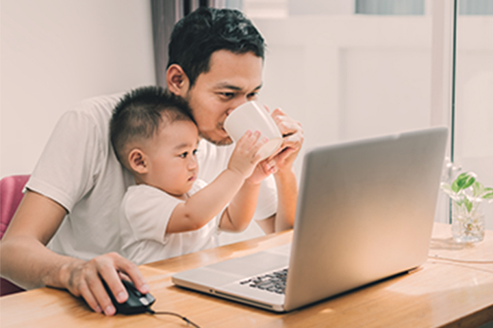 الأب والطفل على الكمبيوتر المحمول