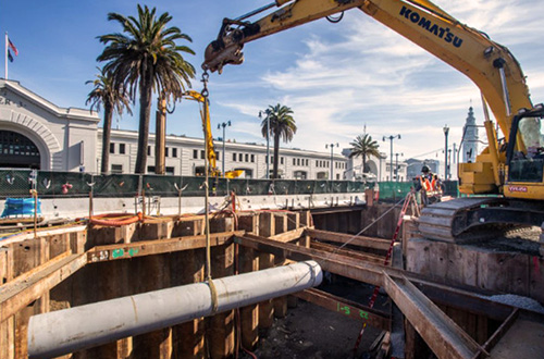 Бригады установили 24-дюймовую сейсмостойкую трубу из ковкого чугуна в рамках проекта по замене водопроводных и канализационных трубопроводов Проспект-Кольридж-Косо. Завершенный в конце 2023 года проект помог завершить сейсмостойкое соединение между водохранилищем Колледж-Хилл и больницей общего профиля Сан-Франциско. SFPUC продолжает инвестировать в замену устаревших канализационных и водопроводных труб по всему городу.
