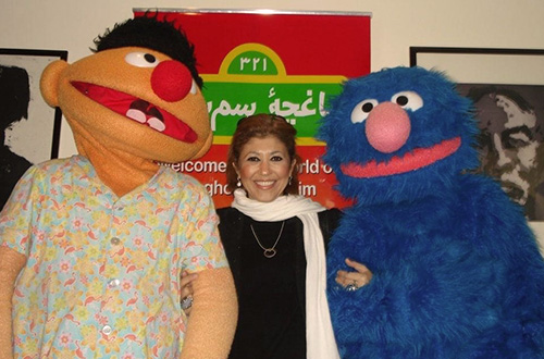 Ipinagdiriwang ni Farzana ang paglulunsad ng Sesame Street sa Afghanistan