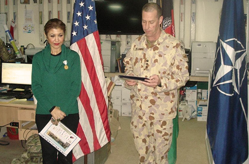 Farzana đã nhận được huy chương của NATO vì công việc của cô ấy ở Afghanistan