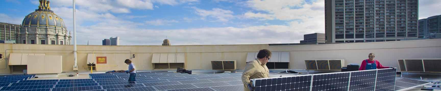 Pag-install ng mga solar panel sa Davies Symphony Hall