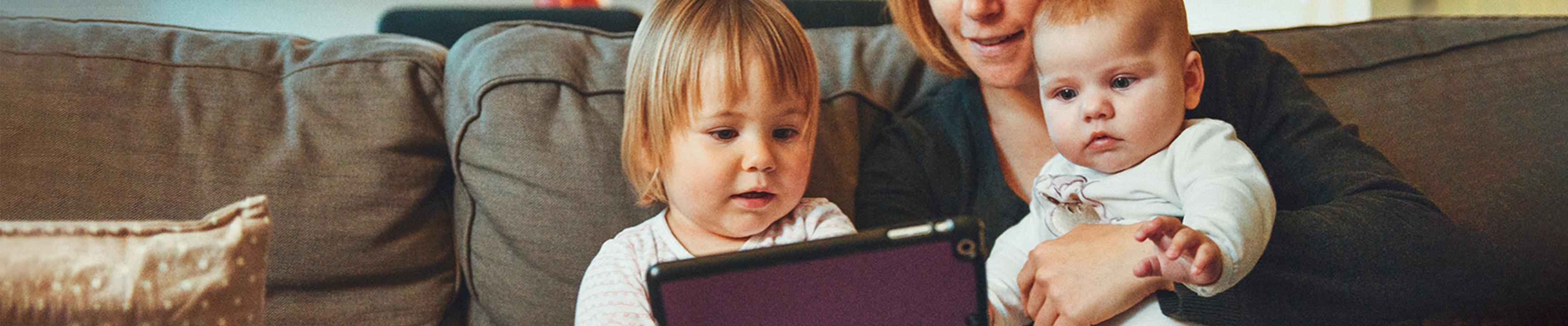 em bé và trẻ mới biết đi nhìn vào thiết bị máy tính bảng