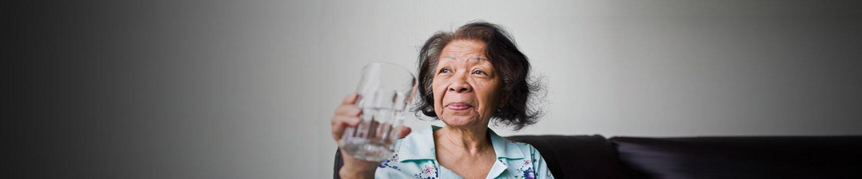 Mujeres bebiendo un vaso de agua