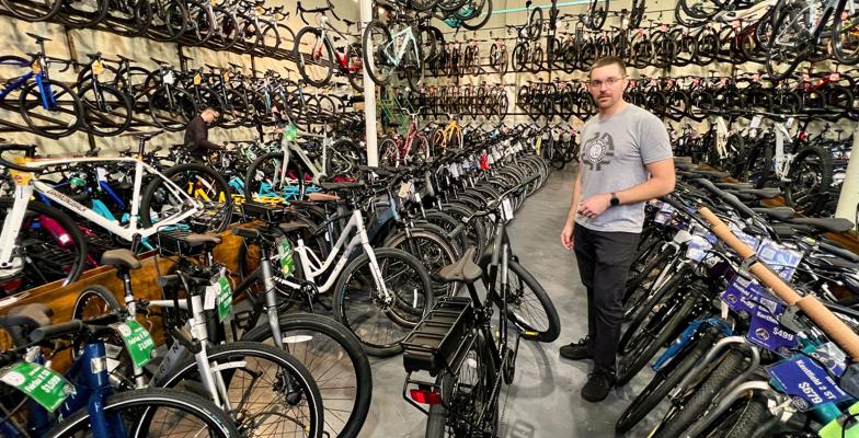 SFPUC đang cung cấp mức giảm giá 1,000 USD cho xe đạp điện cho những khách hàng có thu nhập thấp đủ điều kiện tại các nhà bán lẻ chọn lọc, bao gồm cả The Bike Connection.
