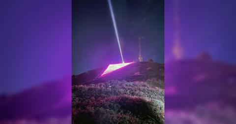Tam giác màu hồng trên đỉnh Twin Peaks có thể được chiếu sáng bởi thủy điện 100% không có khí nhà kính của Hetch Hetchy Power để tôn vinh Tháng Tự hào.