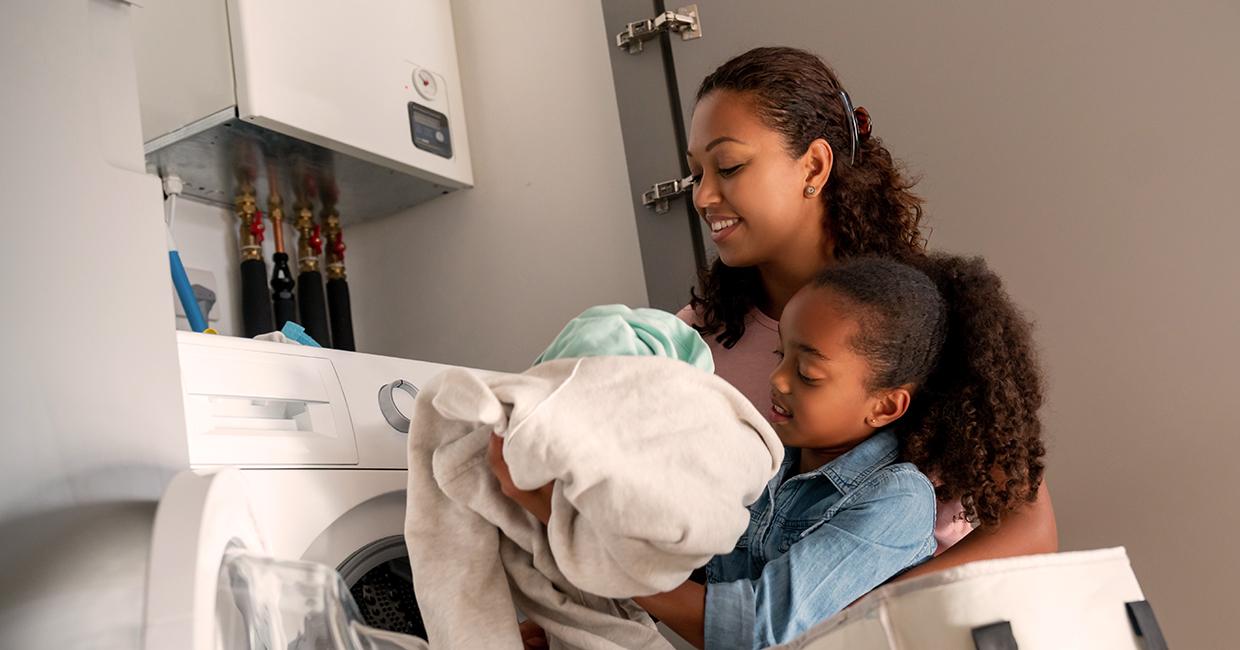Mẹ và con gái giặt quần áo cùng nhau