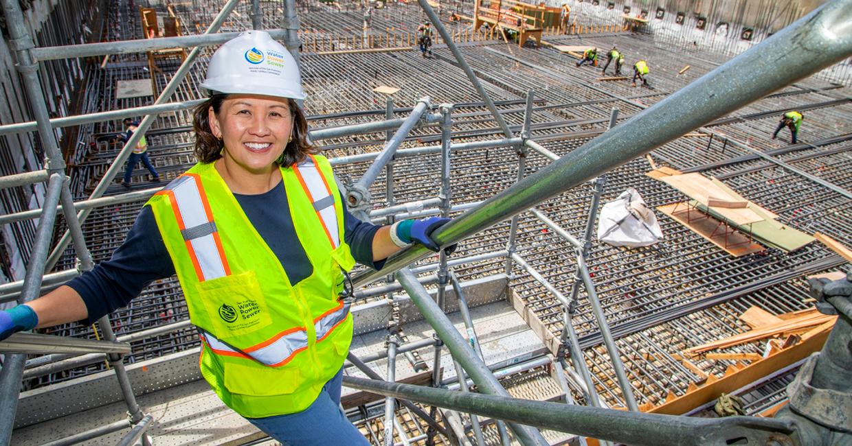 Carolyn Chiu de pie en el sitio de la planta de tratamiento sureste, proyecto de instalaciones de digestor de biosólidos