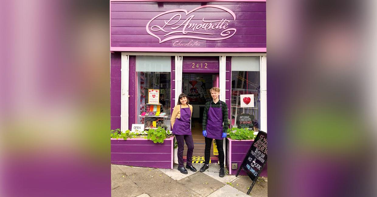 La copropietaria Roxanne y Michael frente a la tienda física de L'Amourette Chocolat