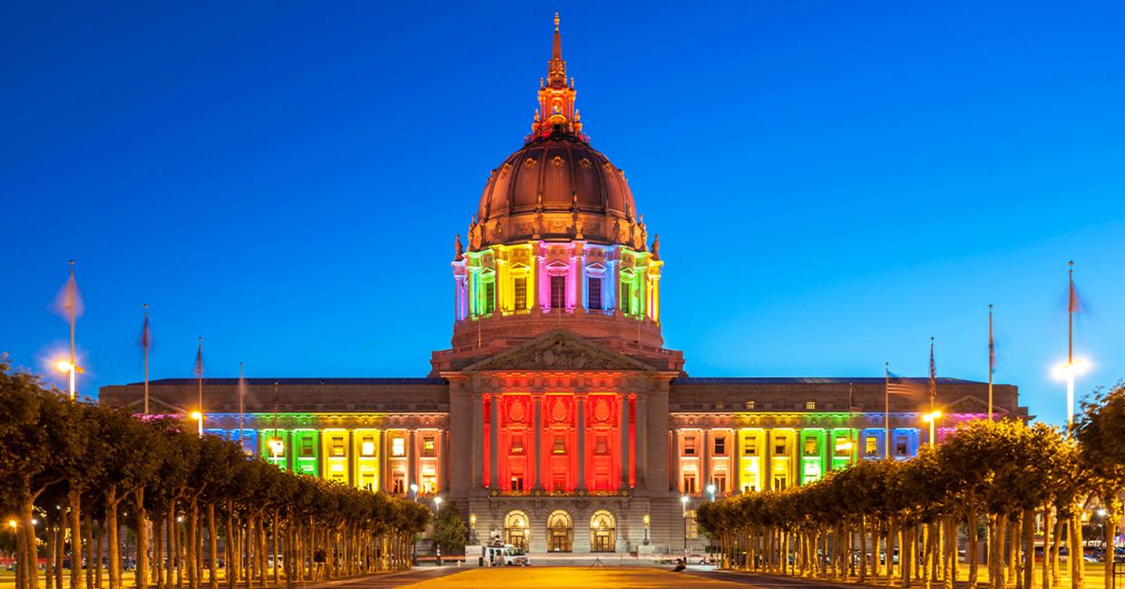 Мэрия Сан-Франциско во время месяца гордости.