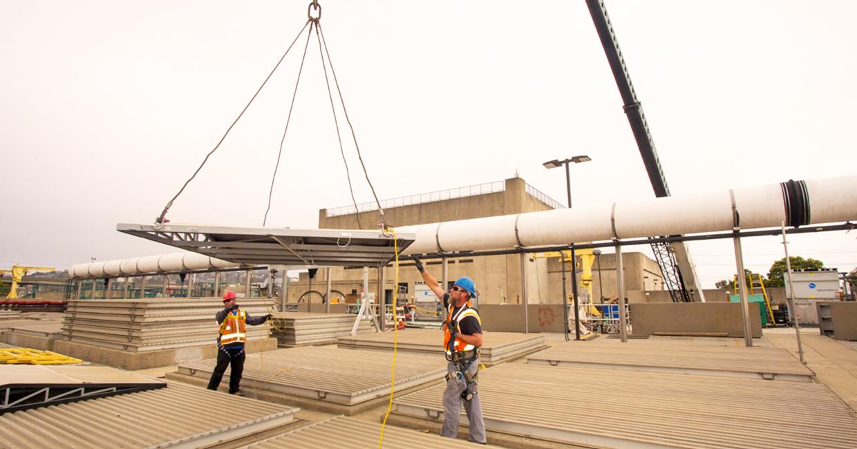 Nhân viên SFPUC đặt đường ống tại chỗ để trang bị thêm cho địa chấn chính.