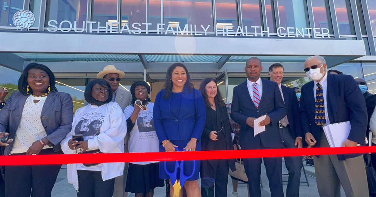 布里德市長、沃爾頓主管和其他市政府官員慶祝新的東南家庭健康社區中心開業
