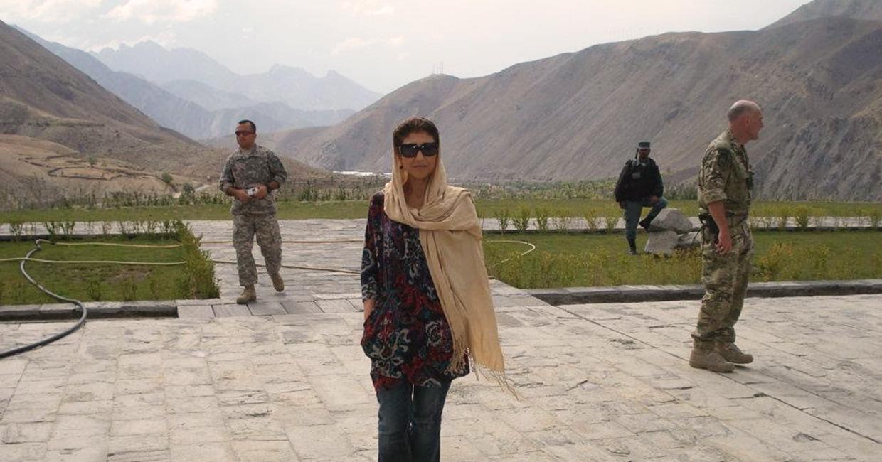 Наджла Фарзана во время визита в Панджшерскую долину Афганистана