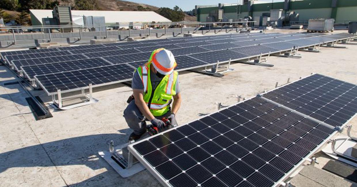技術人員安裝太陽能電池板