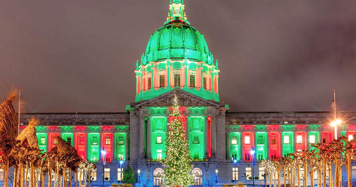 Ayuntamiento de San Francisco y horizonte por la noche - colores festivos