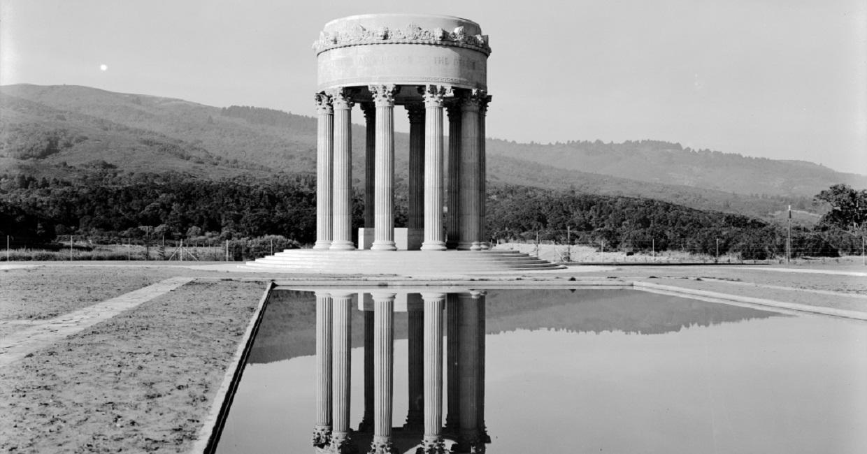 Templo del agua de Pulgas reflejándose en la piscina