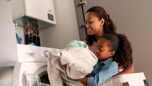 Madre e hija lavando ropa juntos