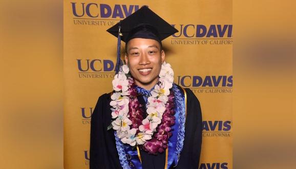 Simon Pan pagkatapos ng kanyang pagtatapos mula sa UC Davis.