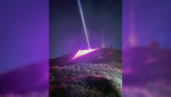 El Triángulo Rosa en la cima de Twin Peaks se puede ver iluminado por la energía hidroeléctrica 100% libre de gases de efecto invernadero de Hetch Hetchy Power en honor al Mes del Orgullo.