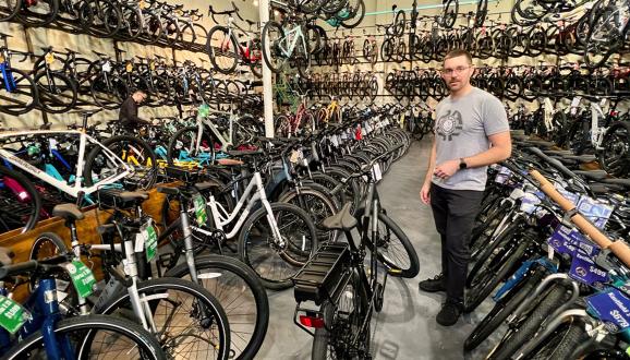 تقدم SFPUC خصمًا بقيمة 1,000 دولار على الدراجات الإلكترونية لعملاء الطاقة المؤهلين ذوي الدخل المنخفض لدى تجار التجزئة المختارين، بما في ذلك The Bike Connection.