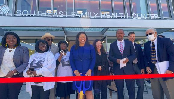 Мэр Брид, супервайзер Уолтон и другие городские власти празднуют открытие нового Юго-восточного общественного центра семейного здоровья.