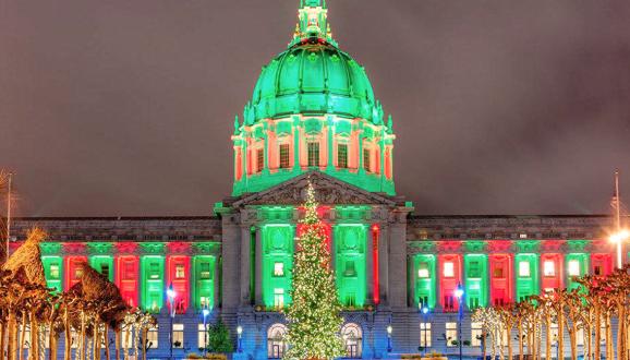 Tòa thị chính San Francisco và đường chân trời về đêm - màu sắc ngày lễ