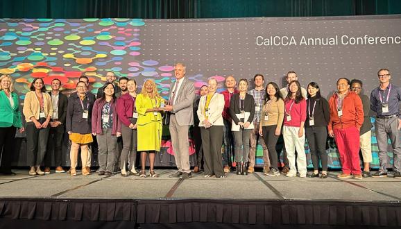 فريق CleanPowerSF يقبل جائزة Community Impact في المؤتمر السنوي لجمعية اختيار المجتمع في كاليفورنيا.