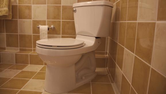 廁所的照片。向 SFPUC 申請免費節水廁所，2024 年節省更多水！