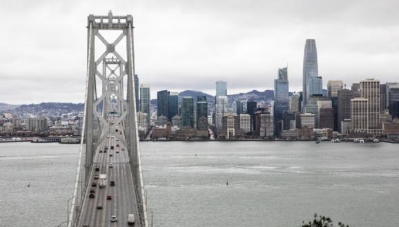 Vista del Puente de la Bahía y el centro de San Francisco.